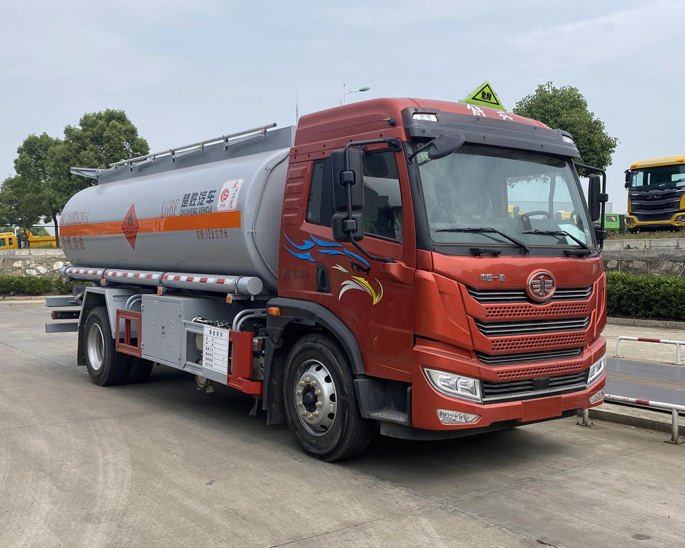 楚勝牌CSC5185GYYCA6A型運(yùn)油車